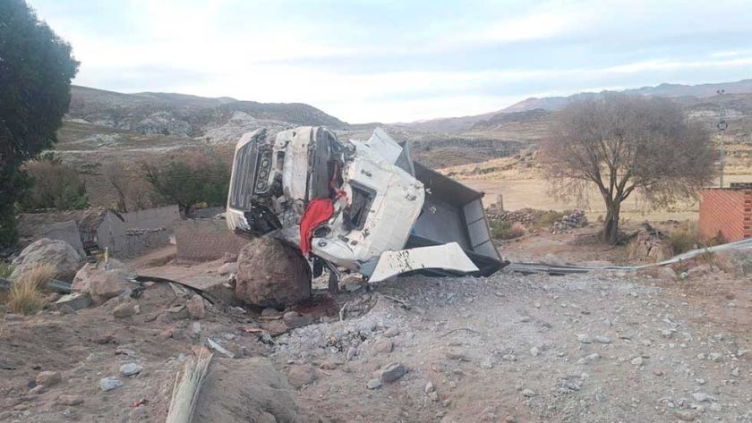 Chofer muere atriccionado entre el volante y la carrocería