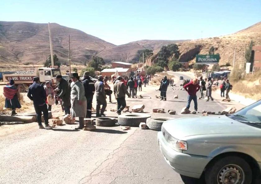 La vía Potosí a Sucre vuelve a cerrarse por la presión social