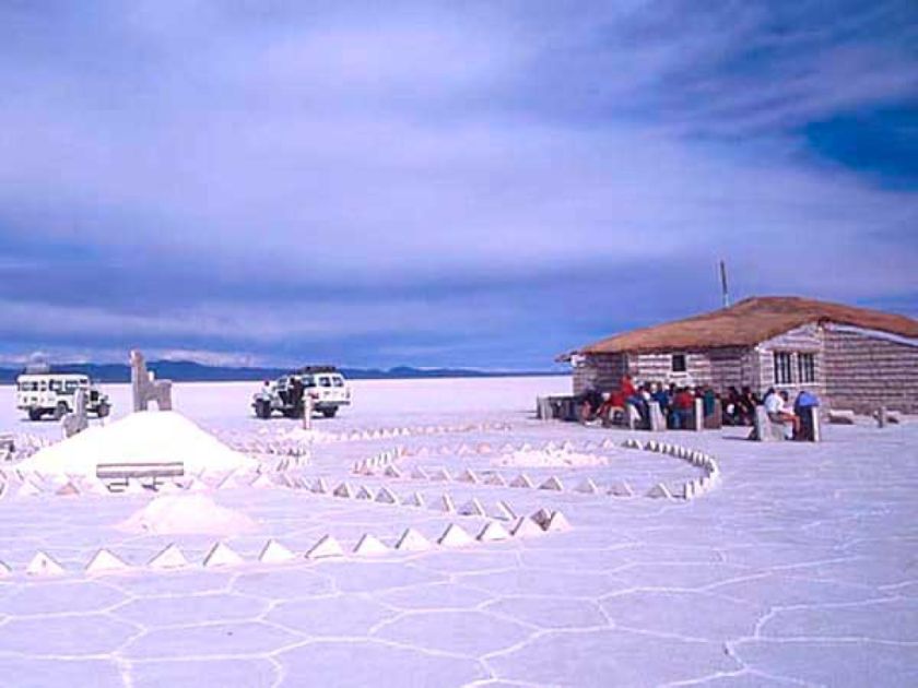 Más de 2.500 turistas al día llegan al Salar de Uyuni pese al crudo invierno