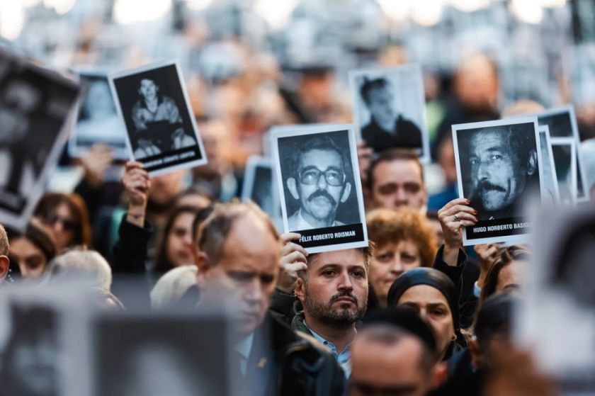 Emoción y reclamos de justicia en el acto de recuerdo al atentado contra la AMIA en Argentina