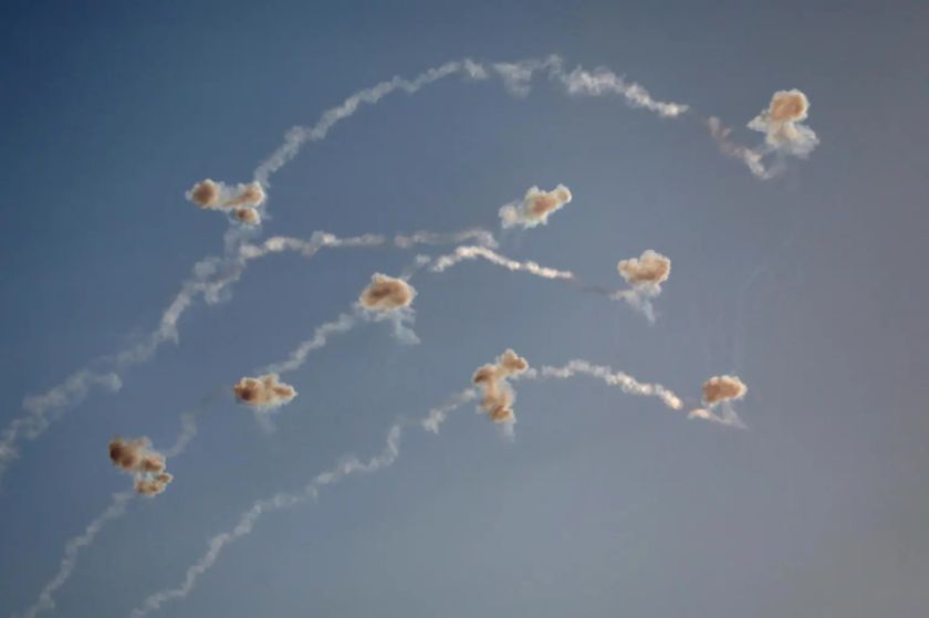 Israel detecta unos 65 cohetes desde Líbano y responde con ataques de artillería