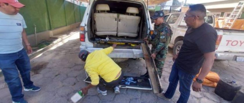 Hallan 83 kilos de cocaína camuflada en el doble fondo de la maletera de una vagoneta en Chuquisaca