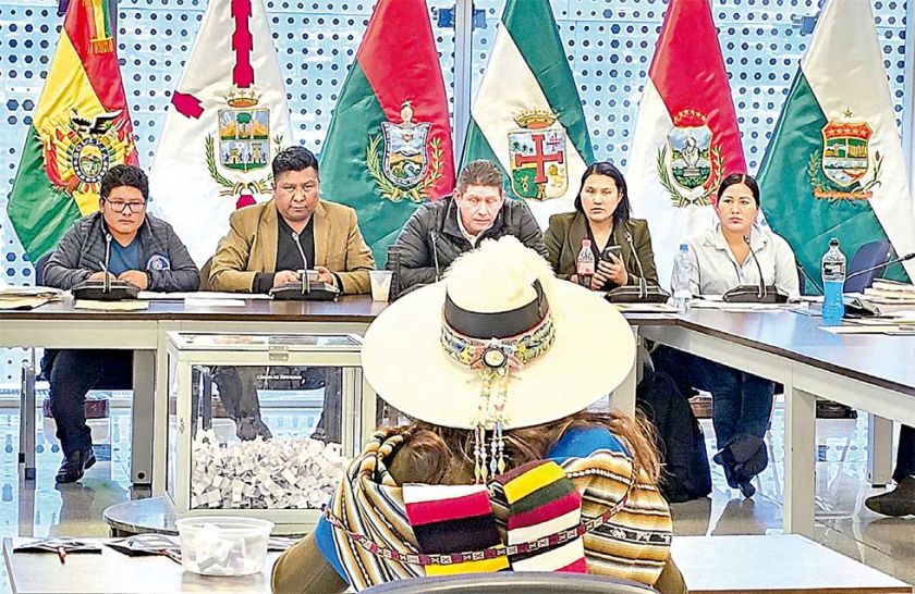 Denuncian que legisladores “favorecen” a postulantes