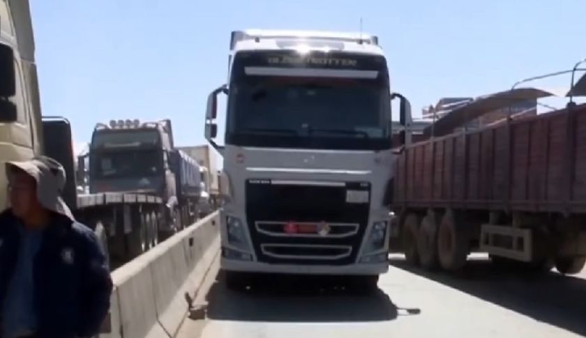Transporte pesado instala bloqueo en la ruta La Paz-Oruro por falta de diésel