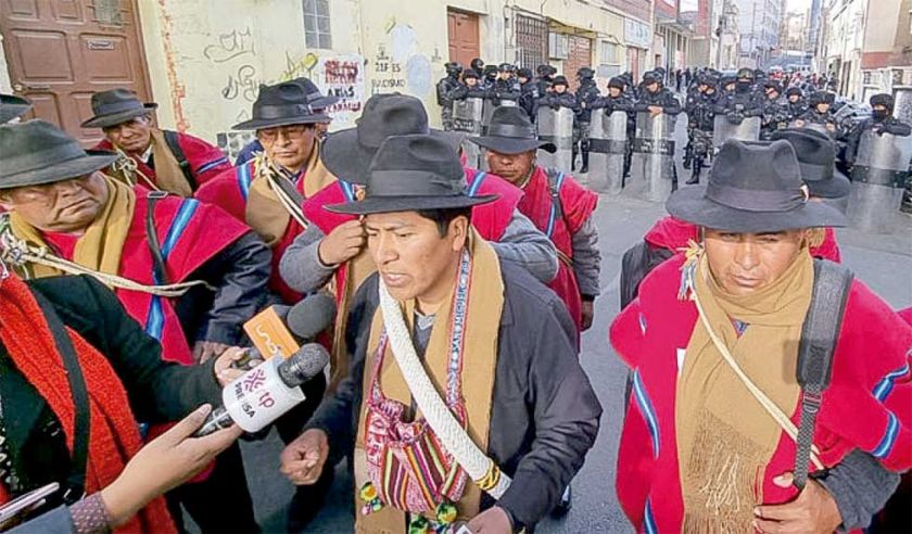 Campesinos se enfrentan a “chicotazos” en La Paz