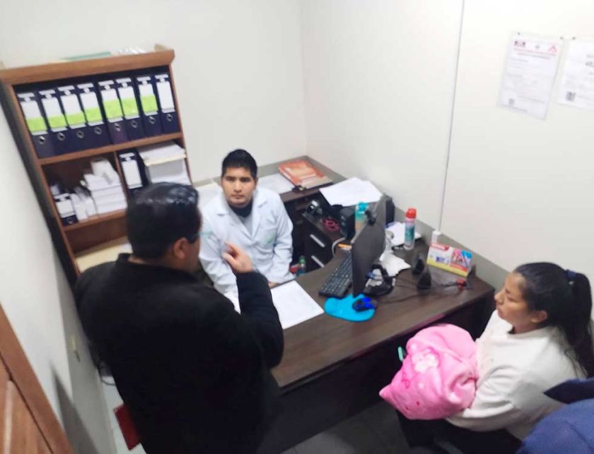 Comienza investigación a clínica que habría retenido a una bebé