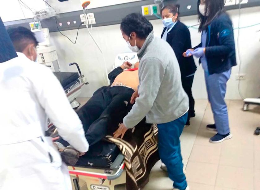 Policías auxilian a una personas intoxicada con nitrato de plata