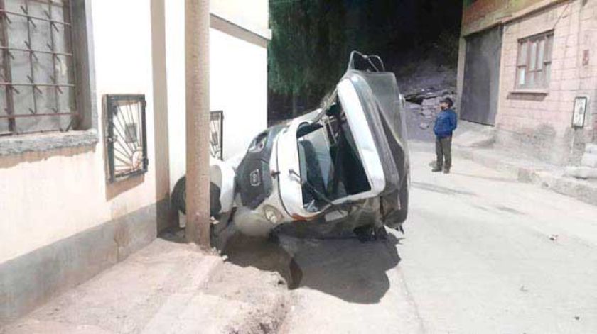 Motocarro queda hecho un "acordeón" por impactro de camión