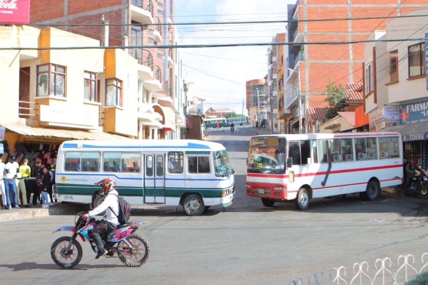 Peleas, ambulancias perjudicadas y escolares a pie durante bloqueos del transporte en Sucre