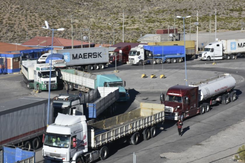Gobierno denuncia que bloqueo en Tambo Quemado impide el ingreso de cisternas con combustible