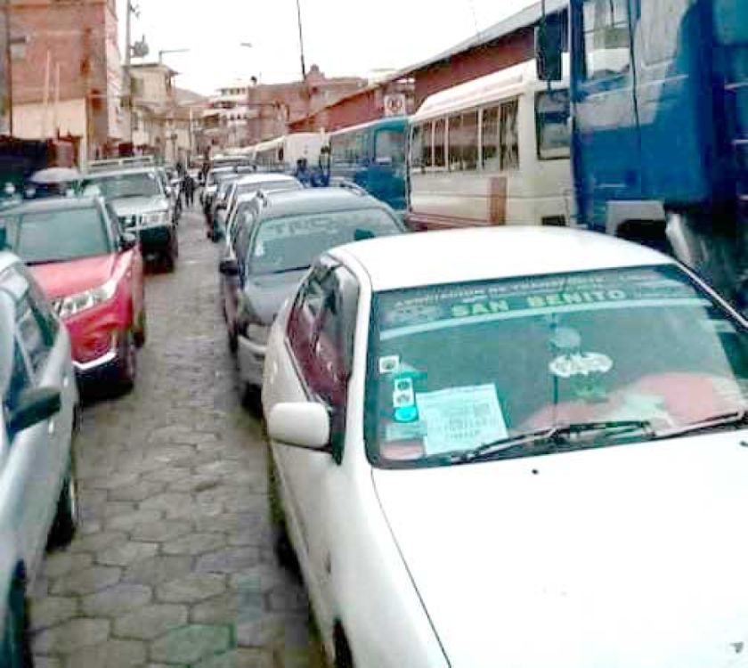 Reduce el servicio de micros en zonas por falta de diésel