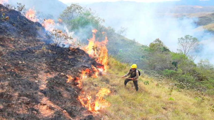 Analizan provocar lluvias para mitigar incendios y paliar sequía en Santa Cruz