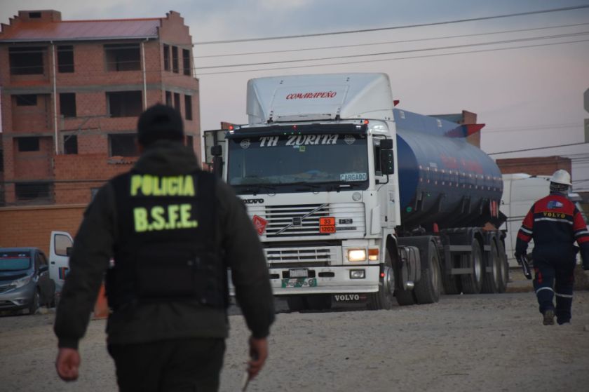Interceptan tres vehículos que cargaron 30.000 litros de combustible en un mes