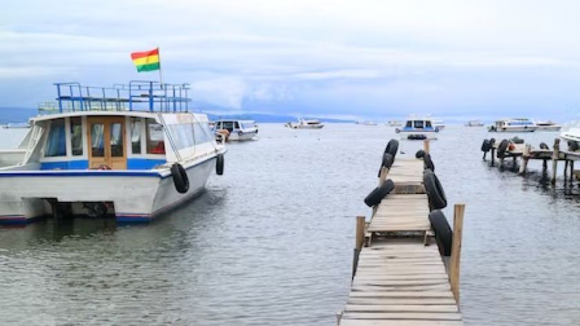 Mueren cinco integrantes de una familia al hundirse en una lancha en el lago Titicaca