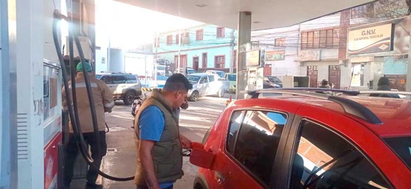 Las filas no desaparecen de surtidores de Potosí