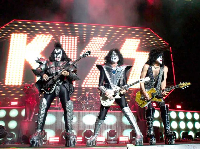 Gene Simmons: “En nada jurarán haberme visto con 20 años sobrevolando el escenario”
