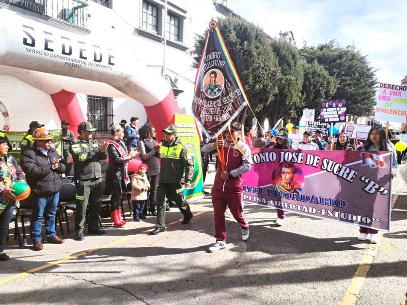 Policía organizó masiva marcha contra la violencia y inseguridad  