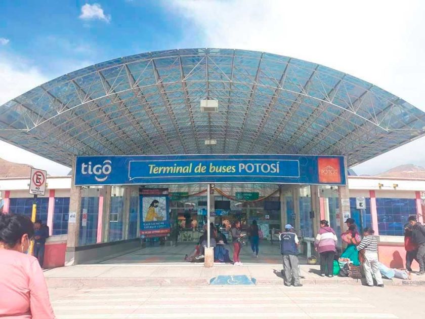 Reducen al diez por ciento los viajes al interior del país