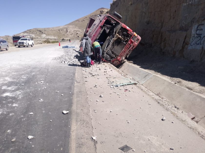 Camión con carga mineral sufre vuelco en la ruta Potosí - Tarija