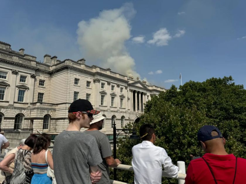 Más de cien bomberos atienden un incendio en histórico edificio de Londres junto al Támesis