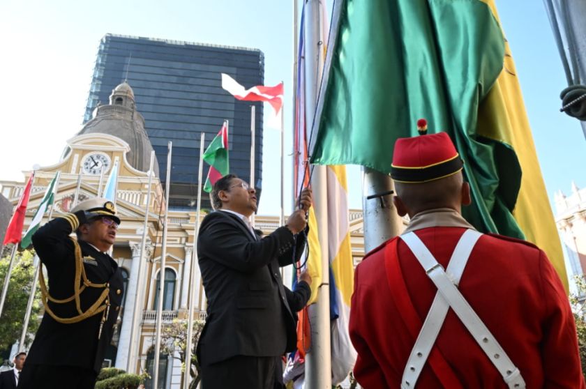 Presidente Arce conmemora los 199 años de creación de la bandera nacional, símbolo unificador de Bolivia