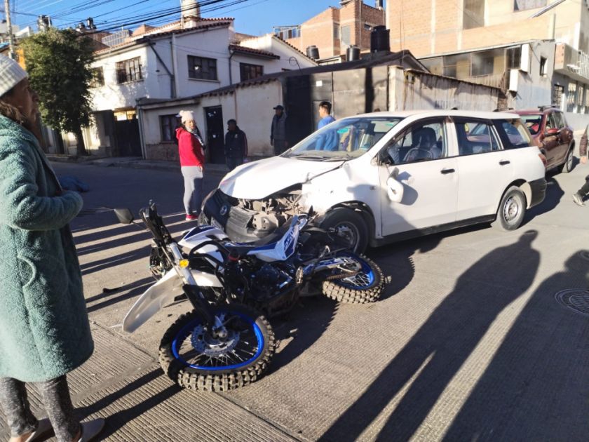 Grave accidente revela negligencia municipal: la tragedia de una pareja de estudiantes