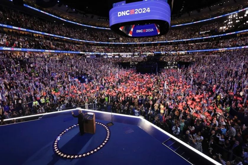 Biden recibe una abrumadora ovación en la convención demócrata y pasa el testigo a Harris