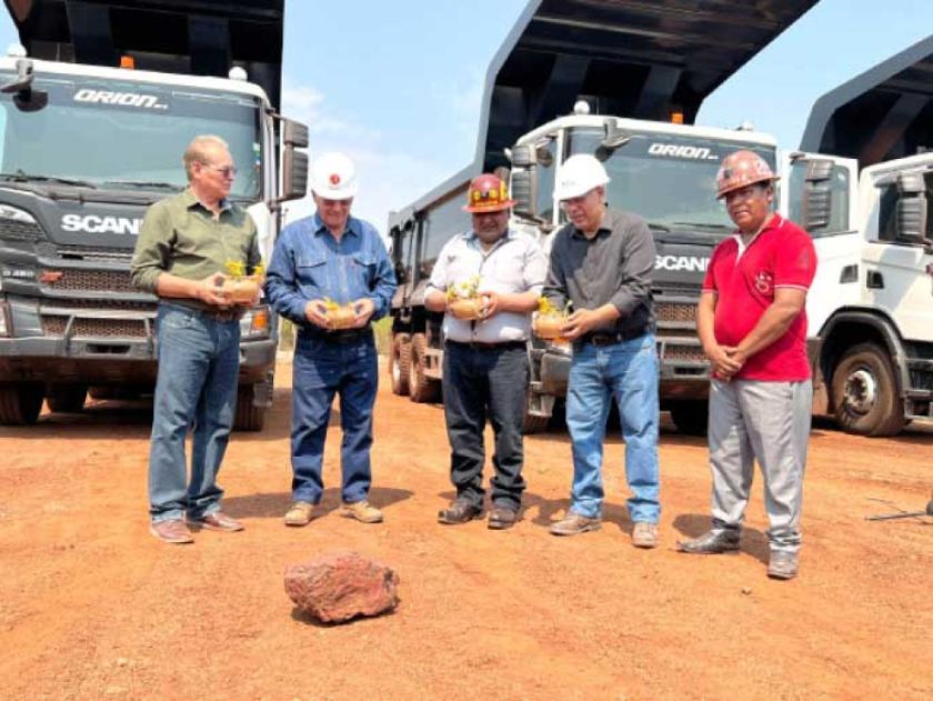 Ministro Santos entrega maquinaria  al complejo siderúrgico del Mutún