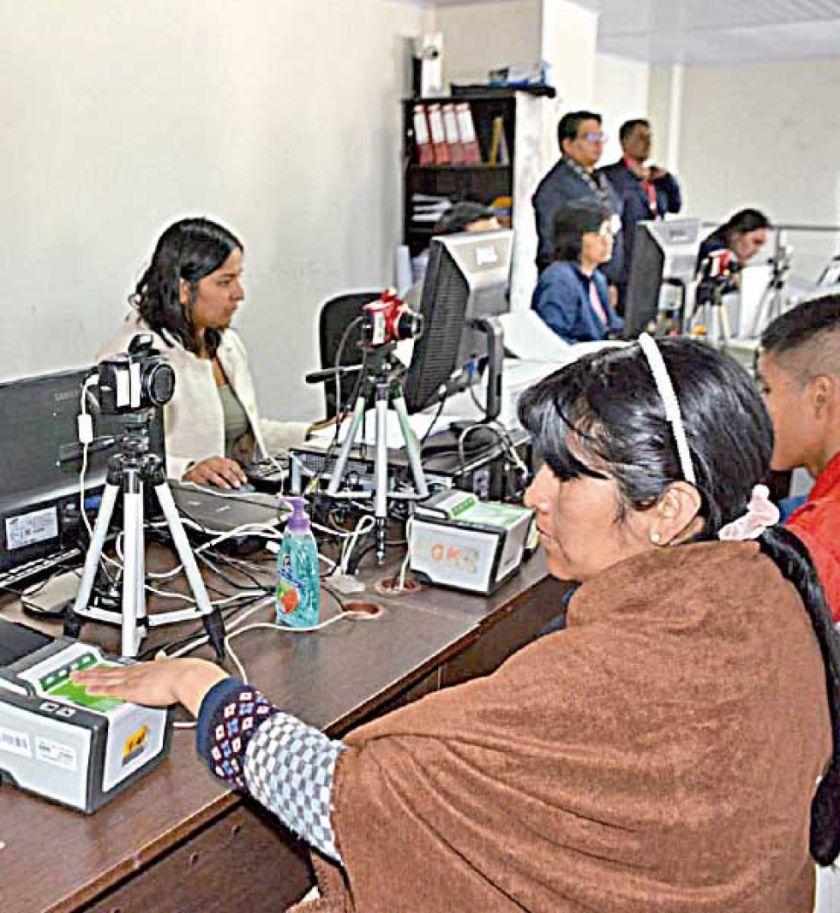 Cien nuevos votantes en el primer día