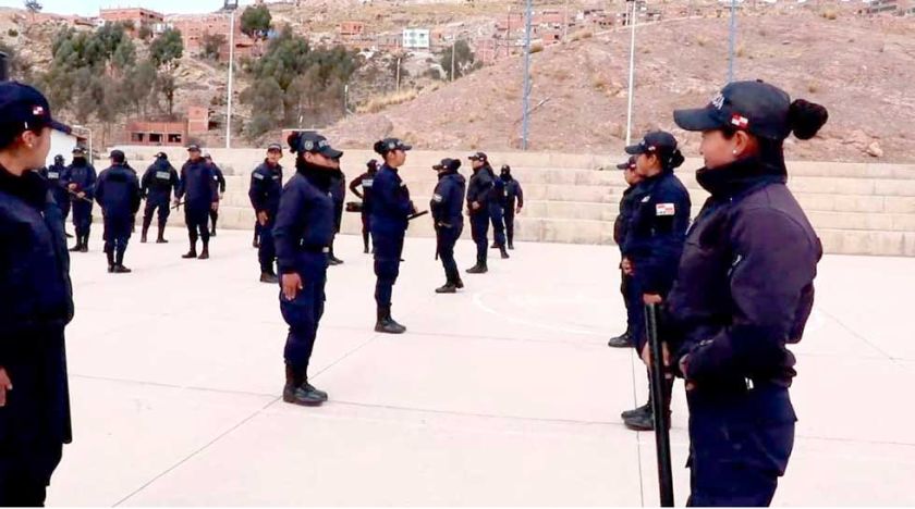 Agentes municipales reciben la capacitación sobre contención violenta