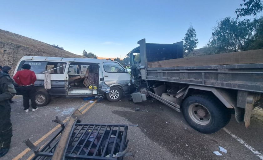 Choque fatal entre un camión y un trufi en Chuquisaca: Un fallecido y ocho heridos