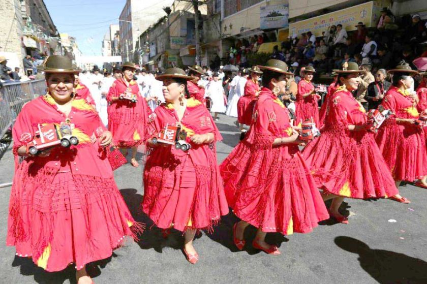 En el Día Mundial del Folklore llaman a preservar las costumbres, danzas y música boliviana
