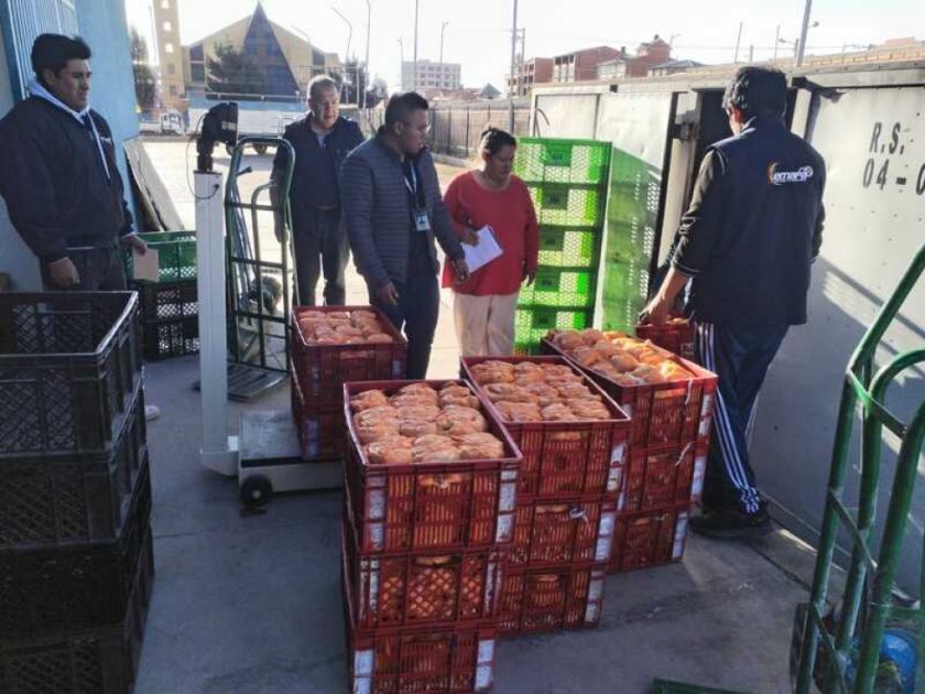 Detienen en El Alto camión con pollo de contrabando valuado en Bs 9.859