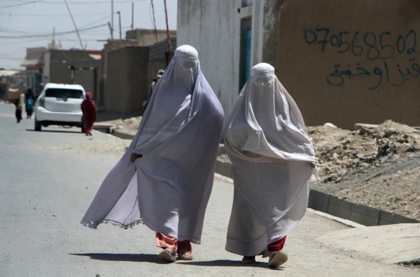 Los talibanes prohíben el sonido de la voz de mujer y marcan el hiyab como innegociable