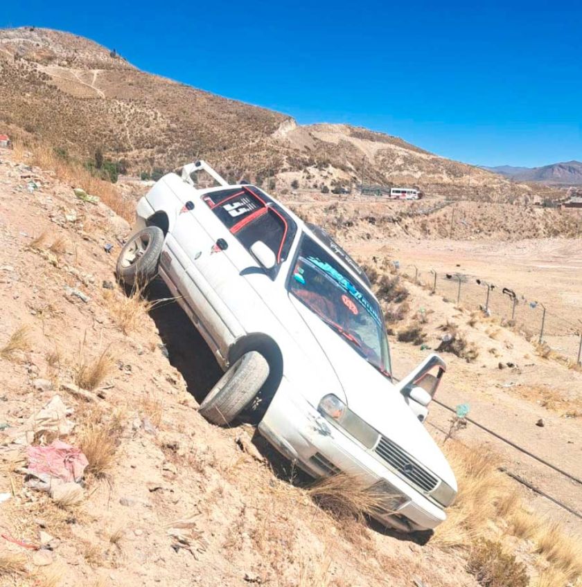 Hallan vehículo embarrancado en el botadero de basura