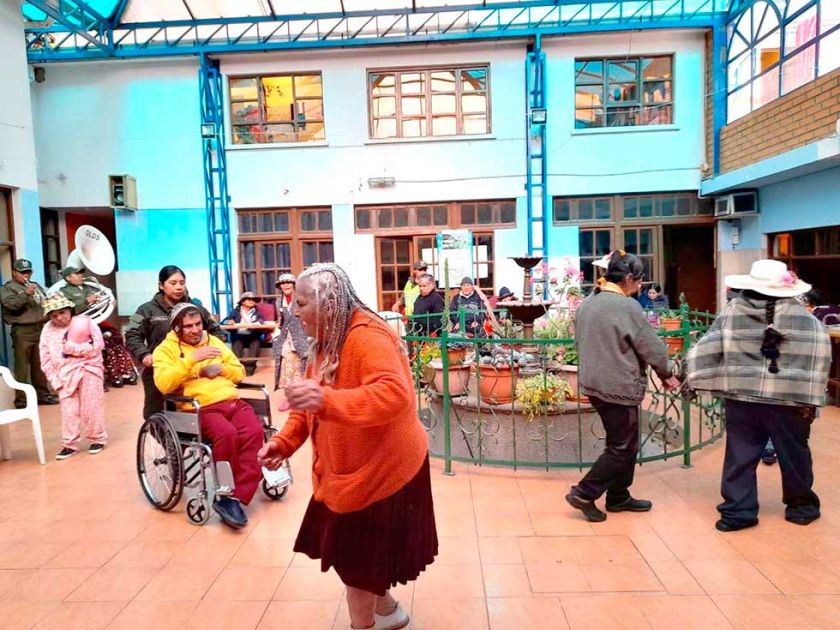 Policía agasajó a los adultos mayores del Asilo San Roque