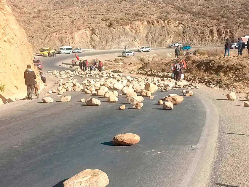 Continúa bloqueo sobre la carretera a Tarija y piden presencia del gobernador