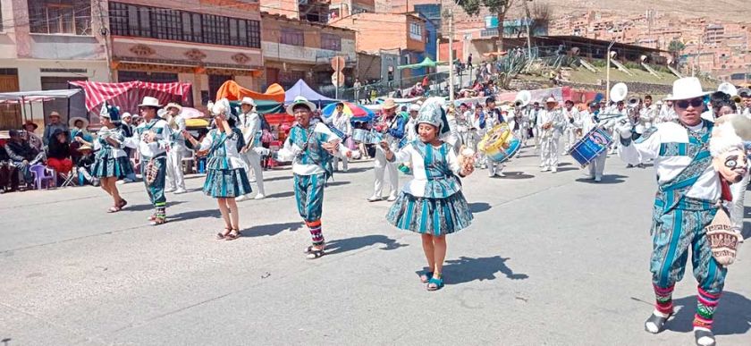 Cerca de 60 mil bailarines representaron las danzas de la cultura viva de Bolivia