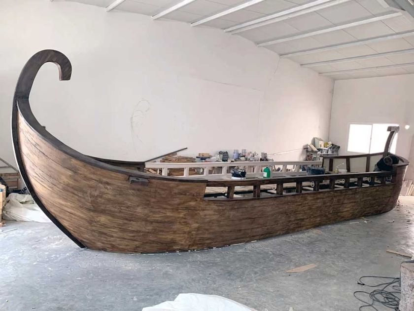 Un barco de hace 27 siglos navega por un pueblo de Sevilla para recrear batalla naval