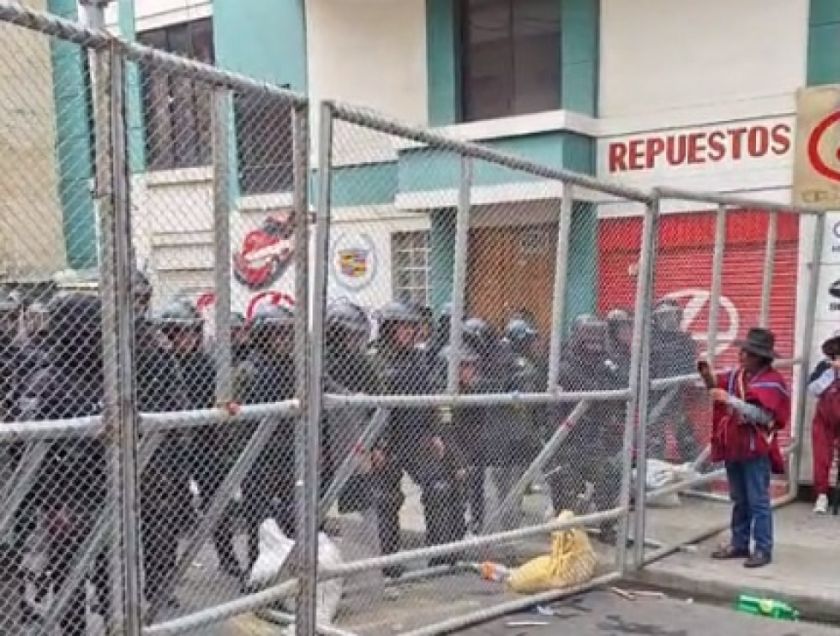 Defensor lamenta represión policial y uso indiscriminado de gases en enfrentamiento con los campesinos