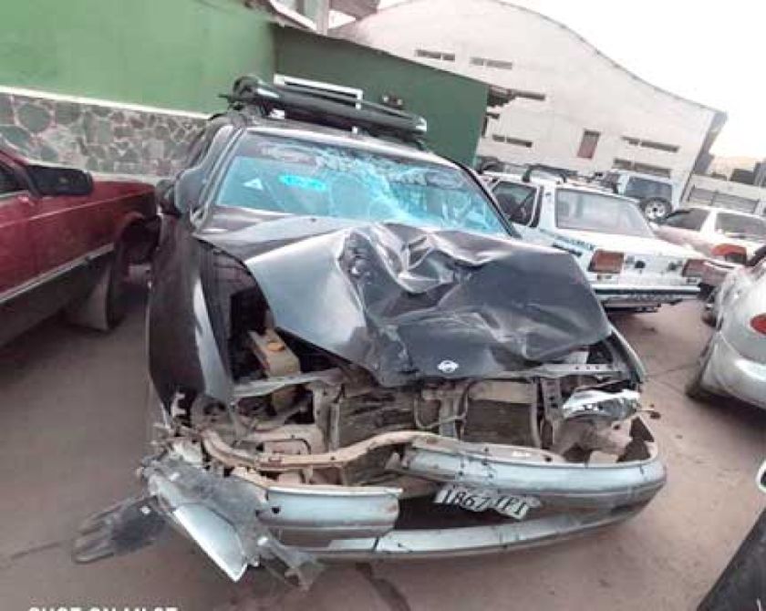 Invasión de carril causa colisión frontal
