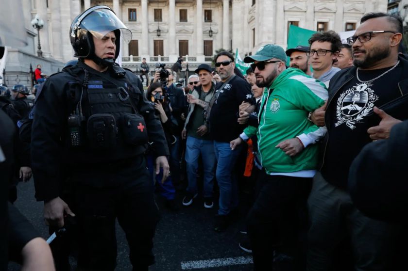 Jubilados y organizaciones sociales protestan contra veto de Milei a reforma previsional