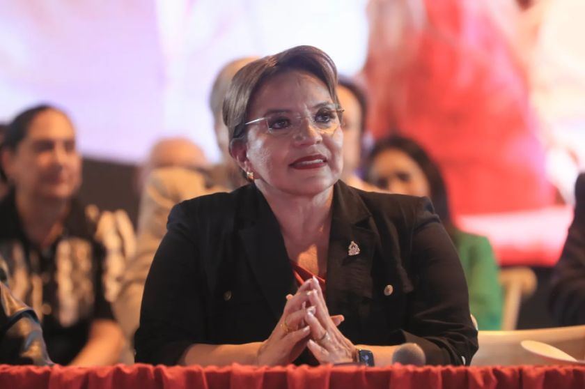 Crece la presión en Honduras para que renuncie la presidenta y restituir el tratado con EE.UU.