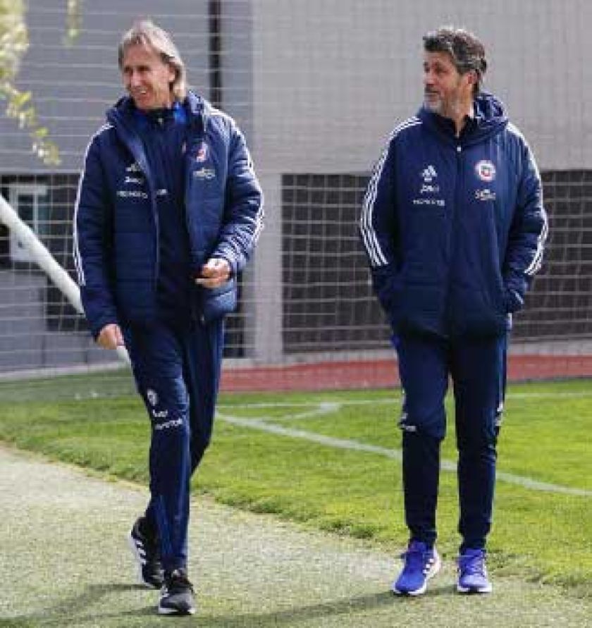 Gareca practica cambios y modifica su onceno