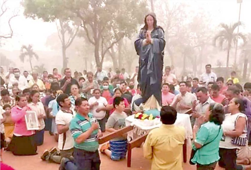 Piden de rodillas que llueva 