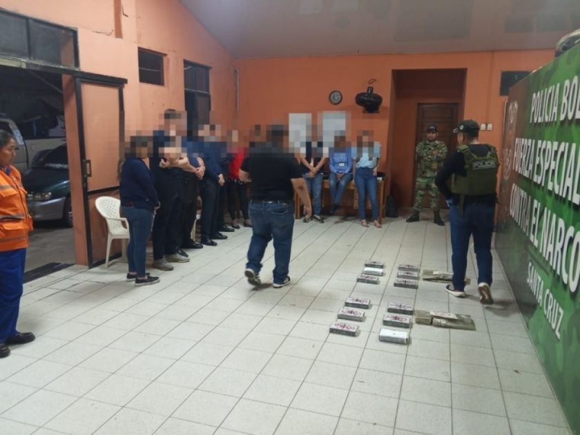 Arrestan a 35 personas tras descubrir 12 paquetes de cocaína en vuelo Santa Cruz - Madrid
