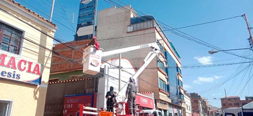 Bomberos evitan corte de cables por caída de letrero