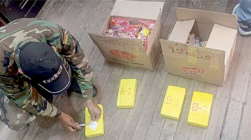 Traficantes envían droga por encomienda en flota 