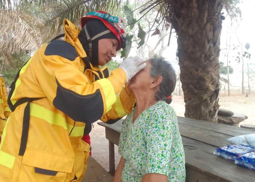 Bomberos potosinos ayudan a la gente