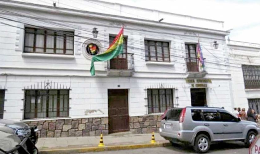 Hallan un cadáver en Azurduy; roban Bs 100 mil en Sucre